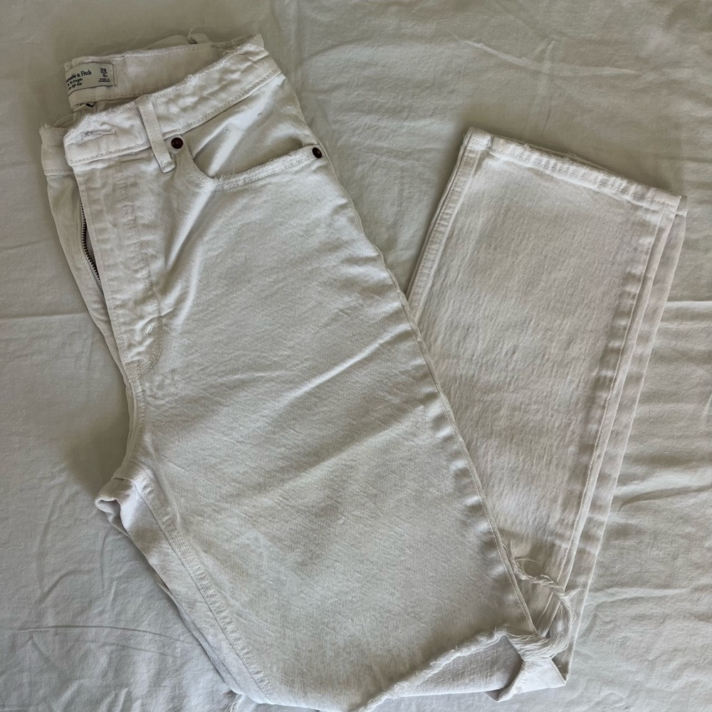 A&F 90s Straight Curve Love White Jeans Ripped